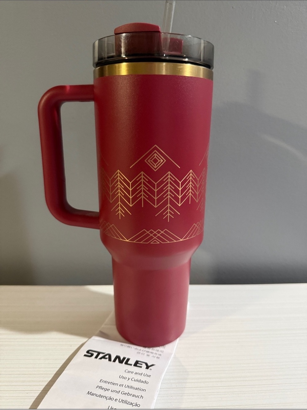 Stanley NWT 40oz Quencher H2.0 FlowState Tumbler in Cranberry Winterscape